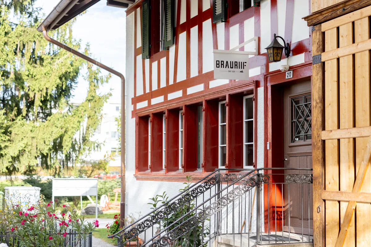 Passender hätte die Location nicht sein können, das alte Bauernhaus dient seit Mai als Braufabrik. Eingang und Treppe bei einem Bauernhaus.